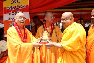 香港紹根長老代表世界佛教僧伽會贈送紀念品給主辦單位
